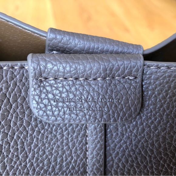 Taupe leather bucket bag with gold toned hardware, new - Picture 3 of 6